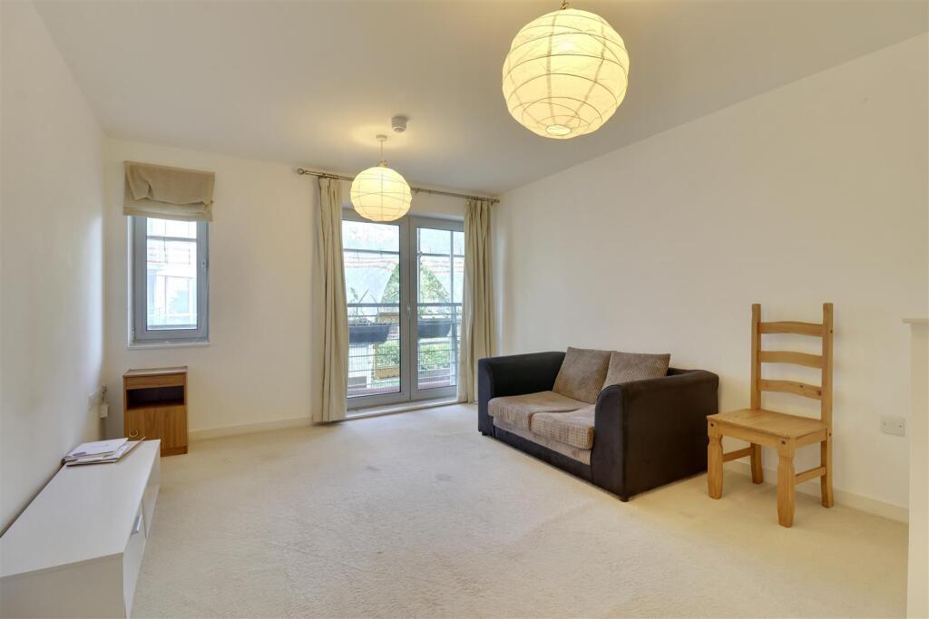 Apartment in Portsmouth, Portsea - View 3