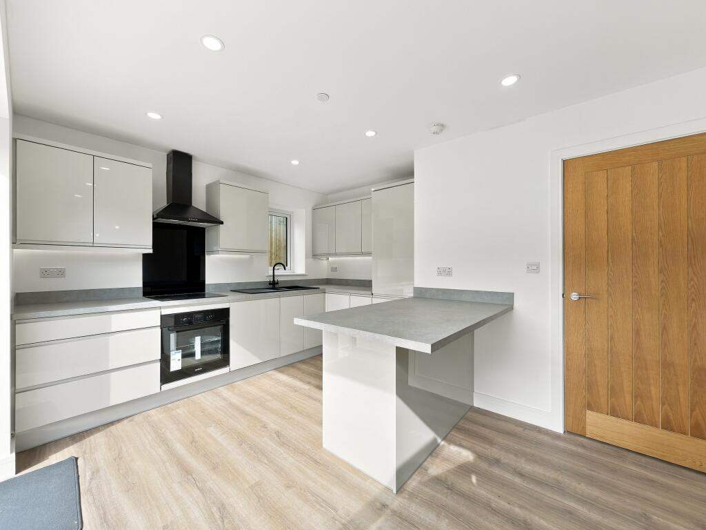 Celynen Close, Newbridge, Caerphilly County Borough photo 3