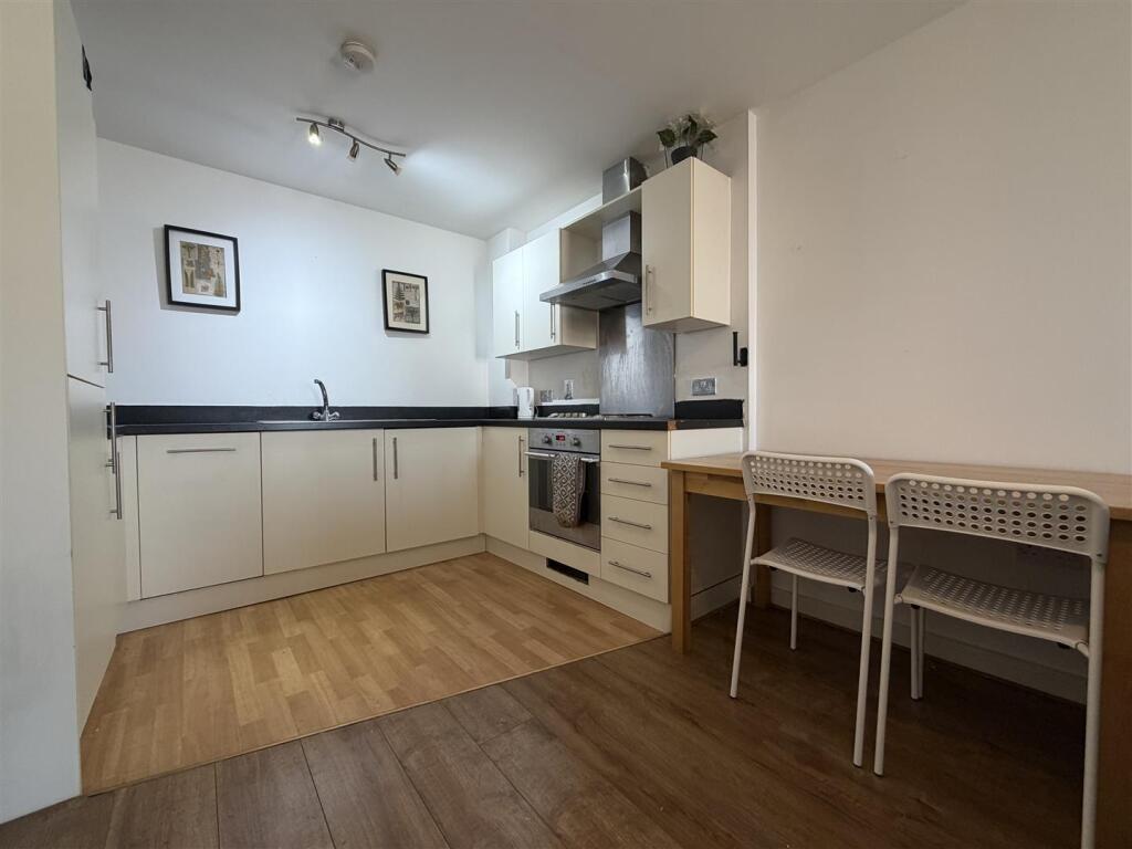 Apartment in Cardiff, Overstone Court, Butetown - View 3