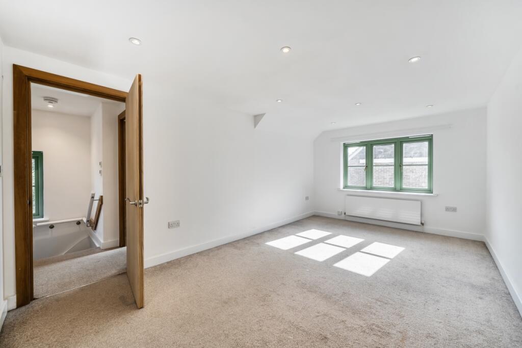 House in Southampton - More