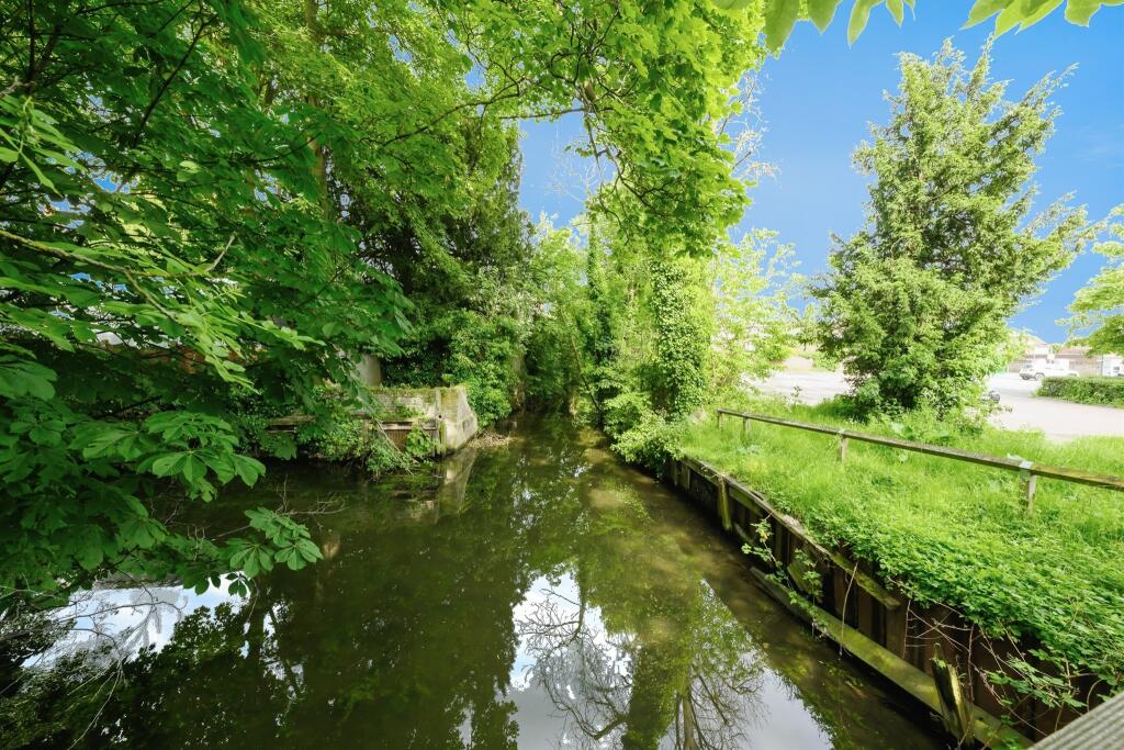 Apartment in Epping Forest, Waltham Abbey - View 2