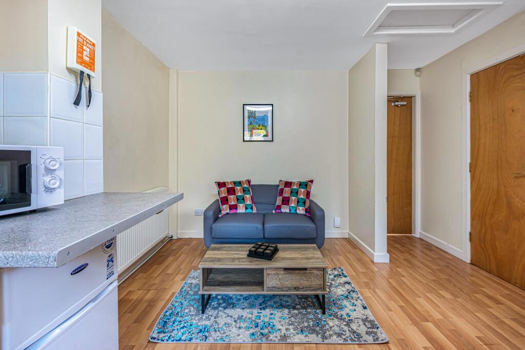 Apartment in Leeds, Beckett Park, Headingley - View 3
