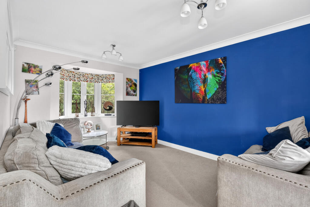 House in Bracknell, Jennett's Park, Hanworth - More