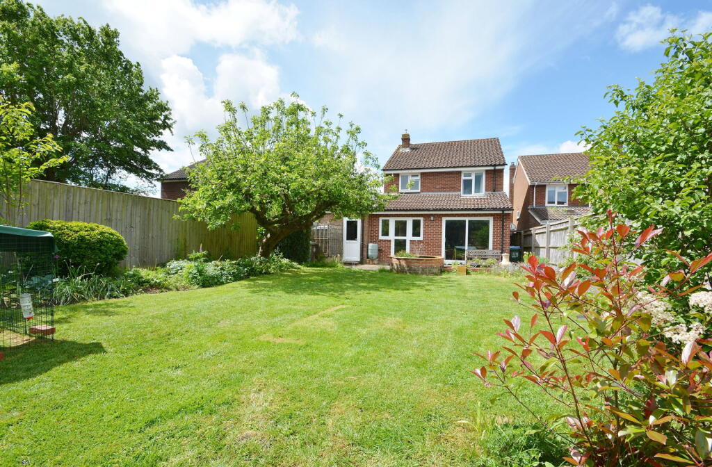 Orchard Close, Oakley photo 4