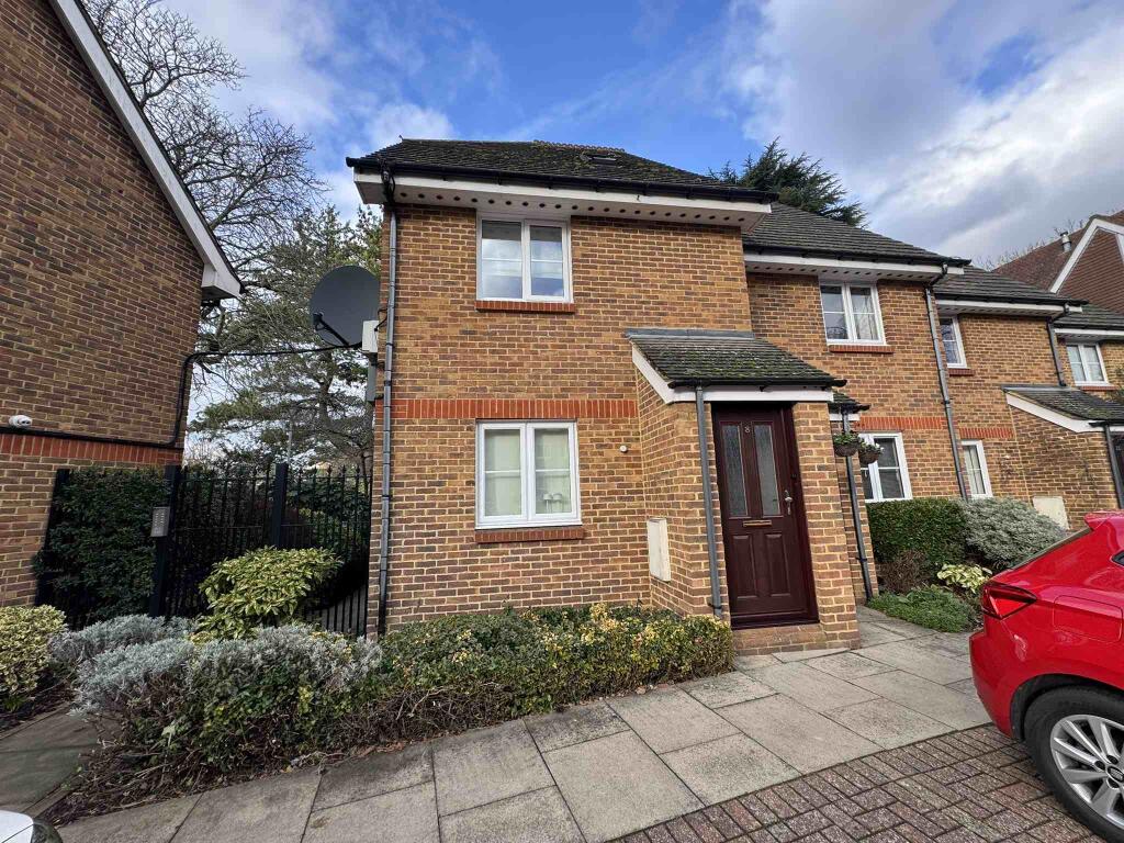 Main image of property: Watford, The Cloistors