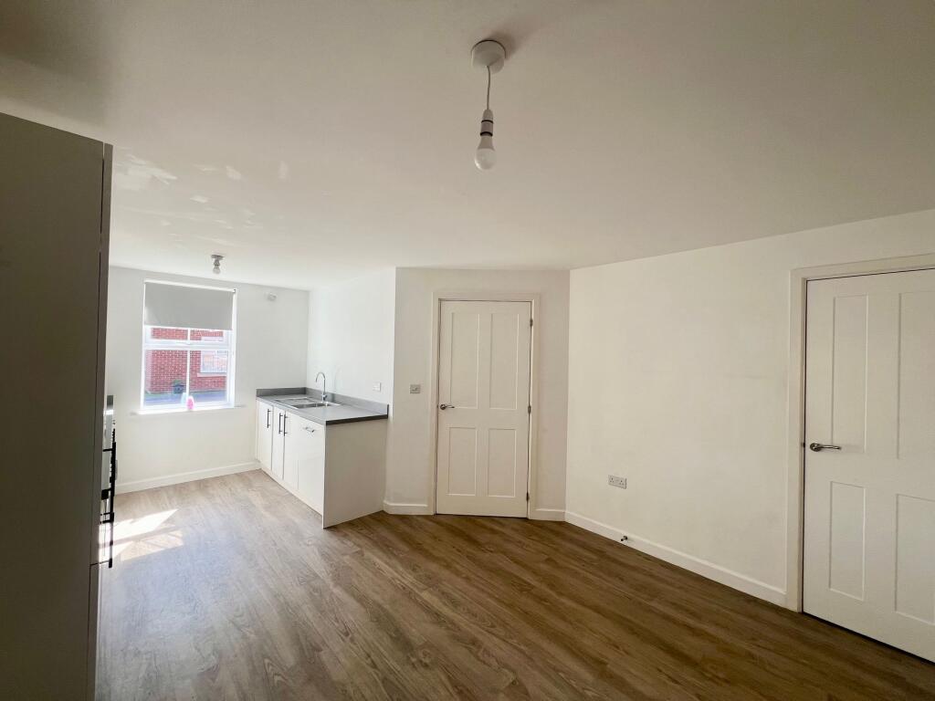 House in Doncaster, Auckley - More