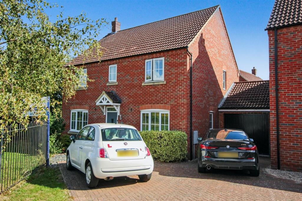 4-bed detached on Saltcote Way, Bedford, £475,000