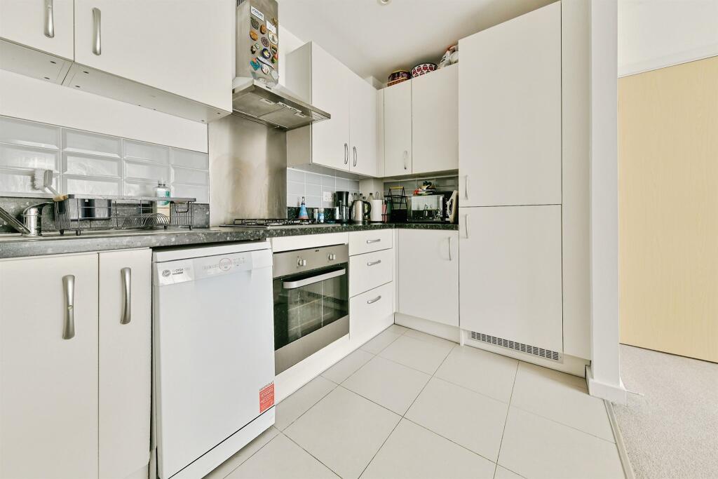 Apartment in North Hertfordshire, Hertfordshire - View 5
