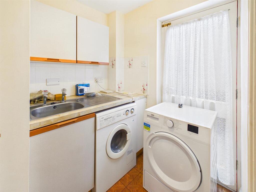 4 Cwrt Hafren, Chapel Street, Llanidloes photo 4