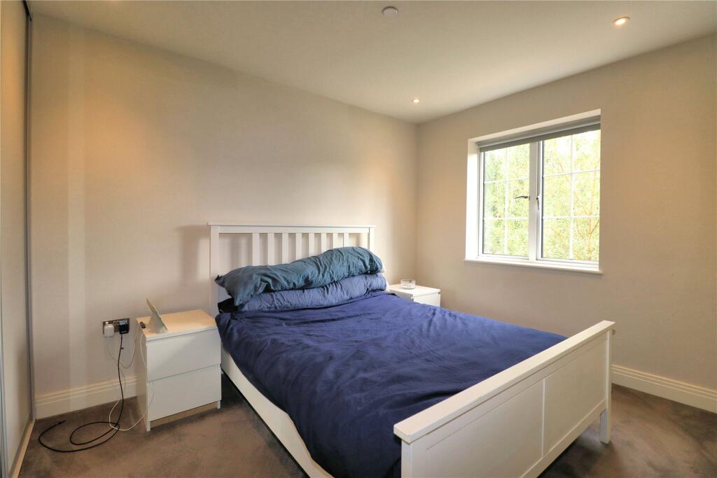 Apartment in Woking, Surrey - View 5