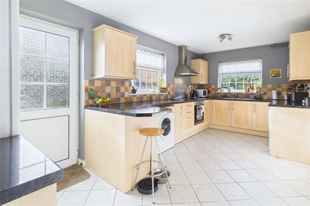 Paddock Close, Haydon Wick, Swindon, SN25 photo 4