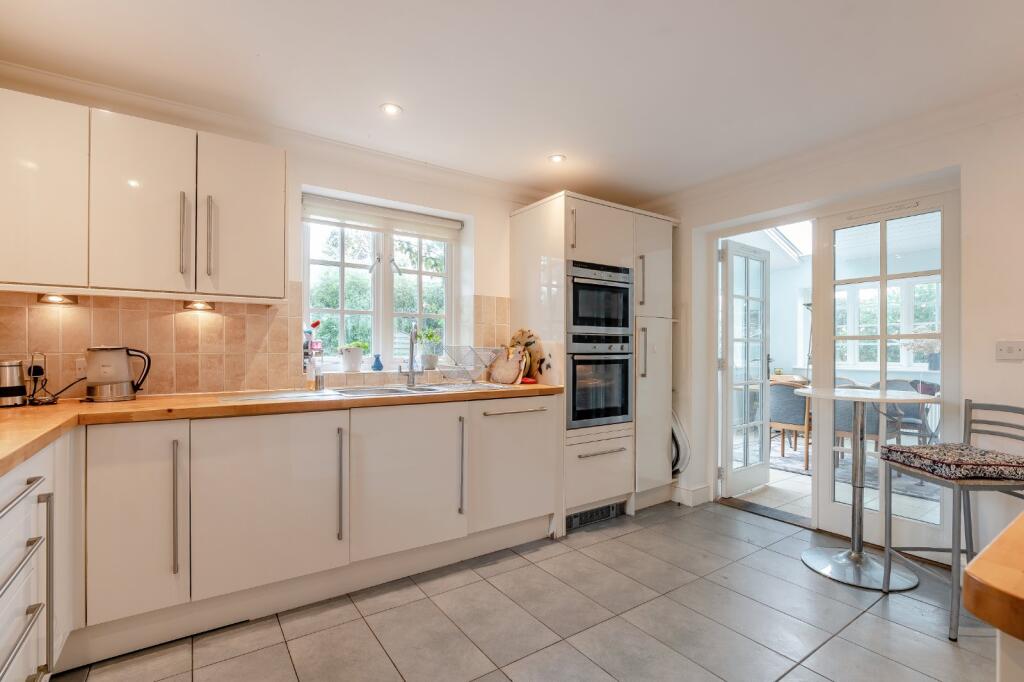 Tangmere Road, Tangmere, Chichester, West Sussex photo 5