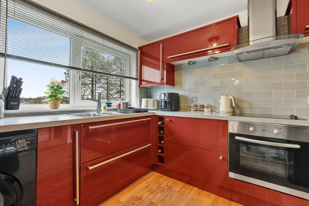 Apartment in Paisley, Renfrewshire - More