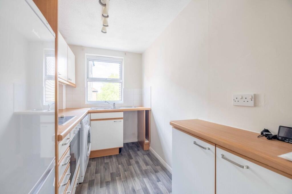 Apartment in Slough - View 4