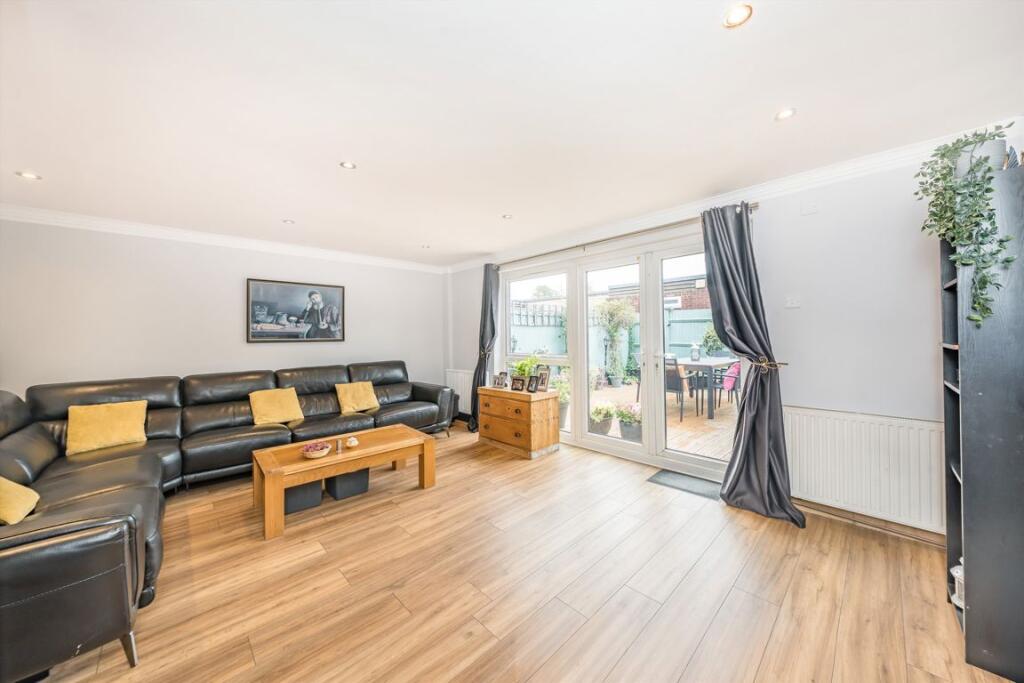 House in London, Pilgrim Estate, Hanwell - View 4