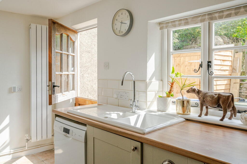 House in Biddestone, Giddeahall - More