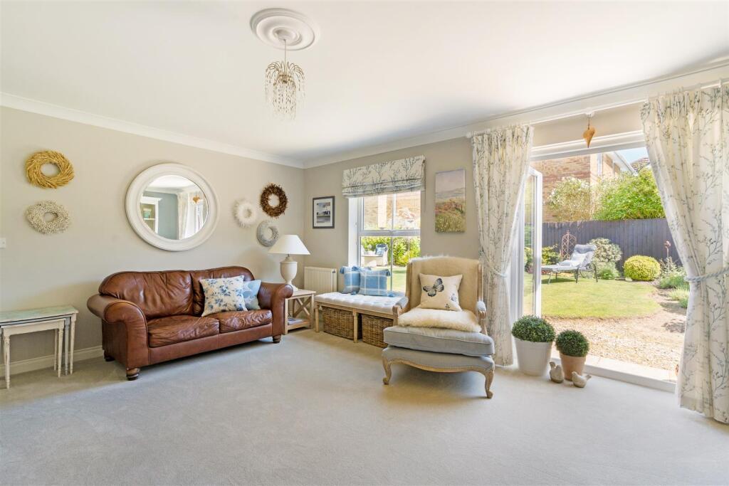 Castell Close, Hilperton photo 5