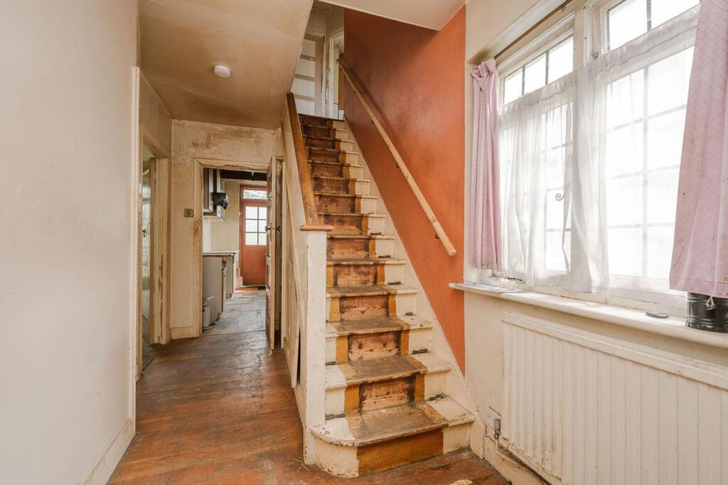 House in London, Cottenham Park, Raynes Park - View 4