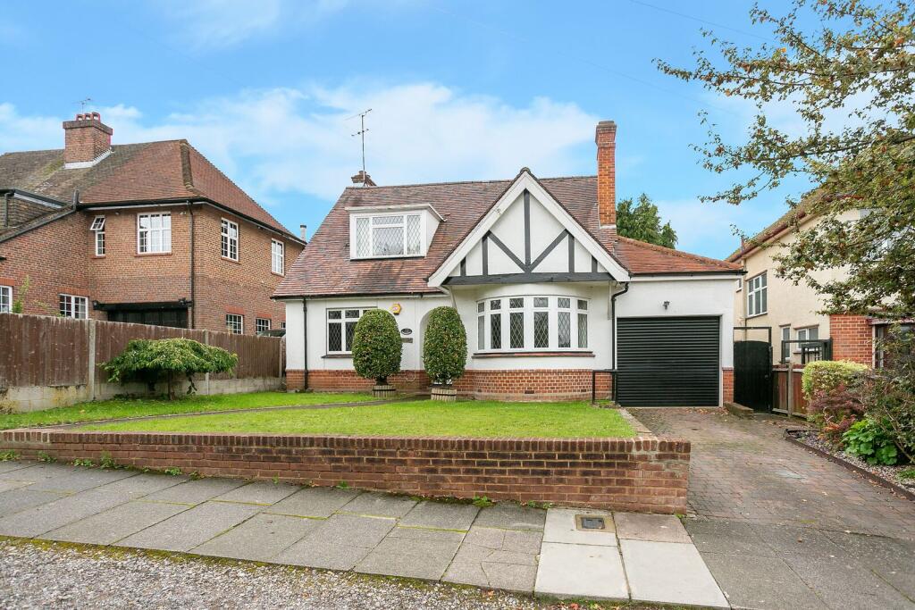 3-bed detached on Parkside Drive, Watford, WD17, £1,000,000