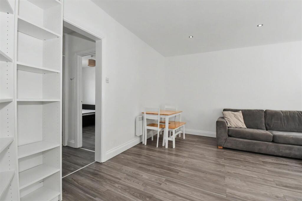 Apartment in Warwick, Royal Leamington Spa - View 3