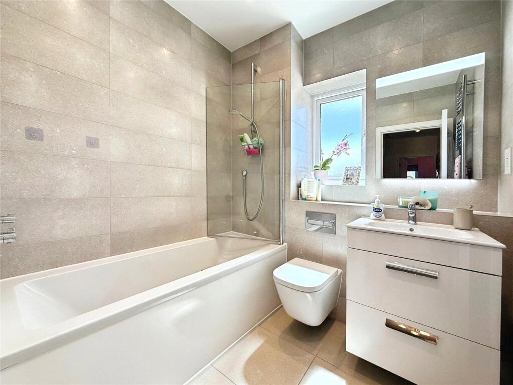 House in Crowthorne, Bracknell Forest - More