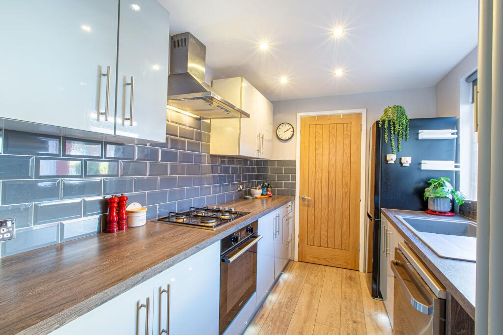 Norman Terrace, Leeds, LS8 - More