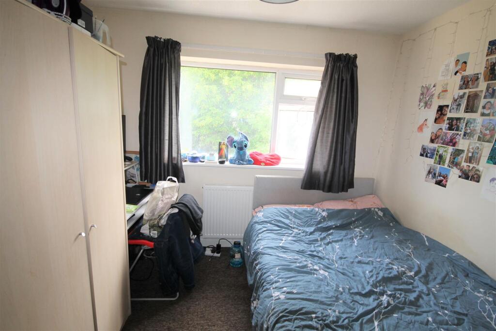 5 bedroom semi-detached house for rent