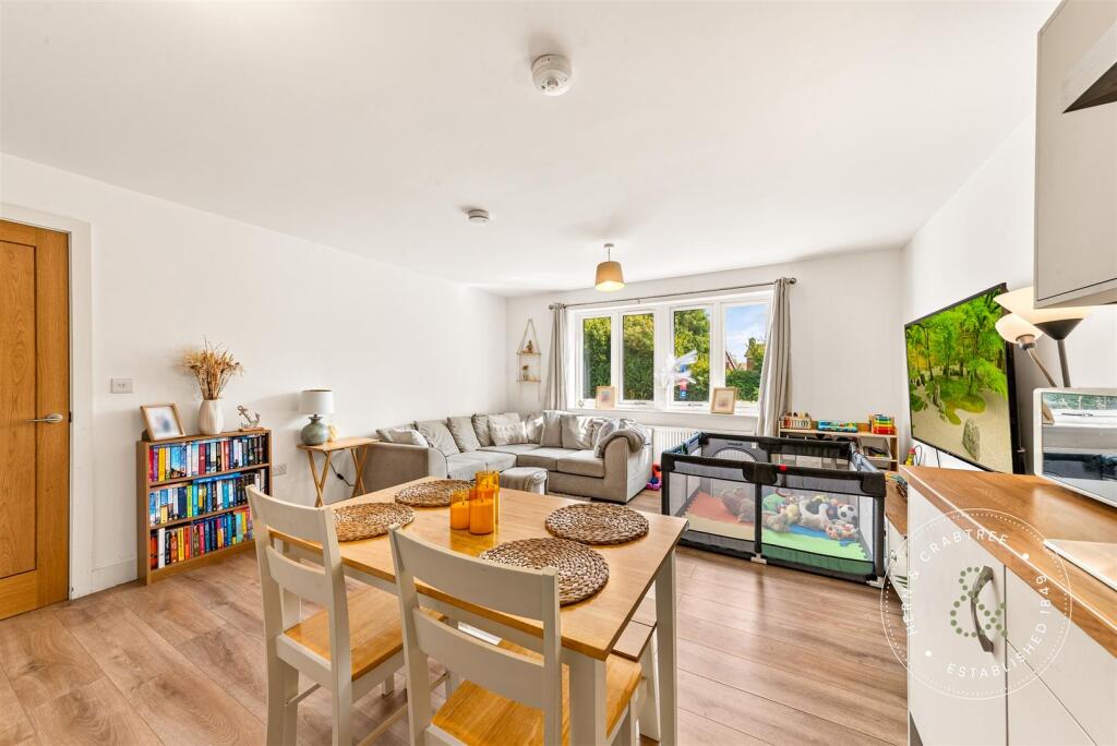 Apartment in Cardiff, Pentrebane, Fairwater - View 3