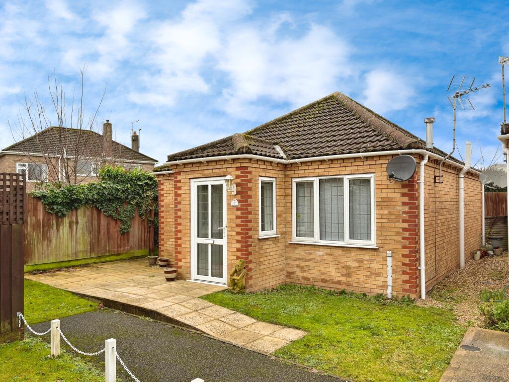2-bed bungalow on Swallow Gardens, Lincoln, LN6, £180,000