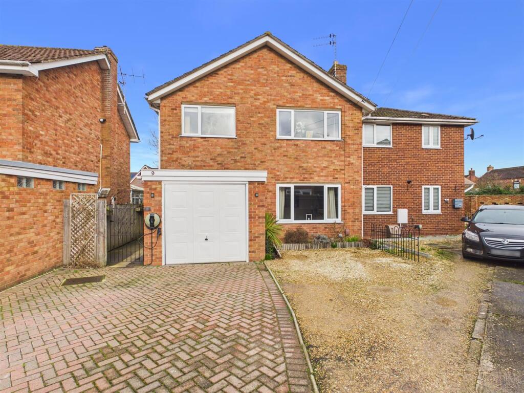 4-bed semi-detached on Clover Drive, Hardwicke, Gloucester, £375,000
