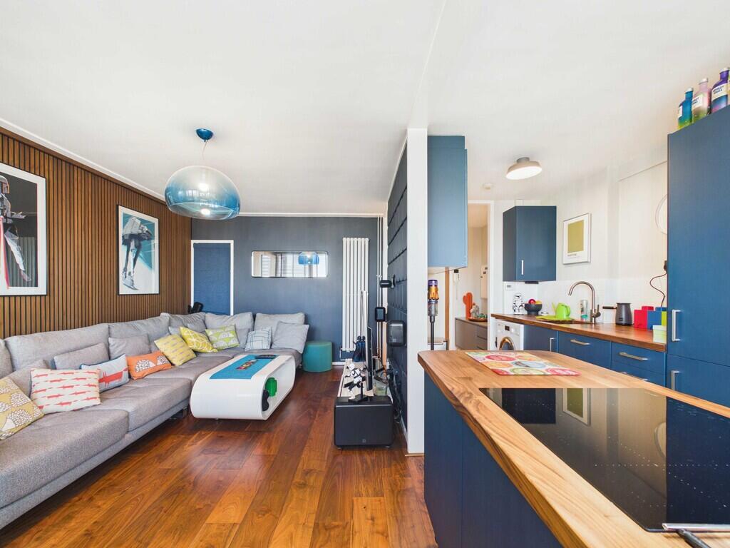 2-bed flat on Draper House, Southwark, £400,000