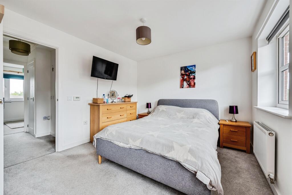 Emerald Crescent, Swindon photo 4