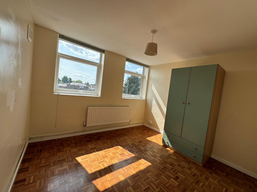 Apartment in Kingston upon Thames - View 4