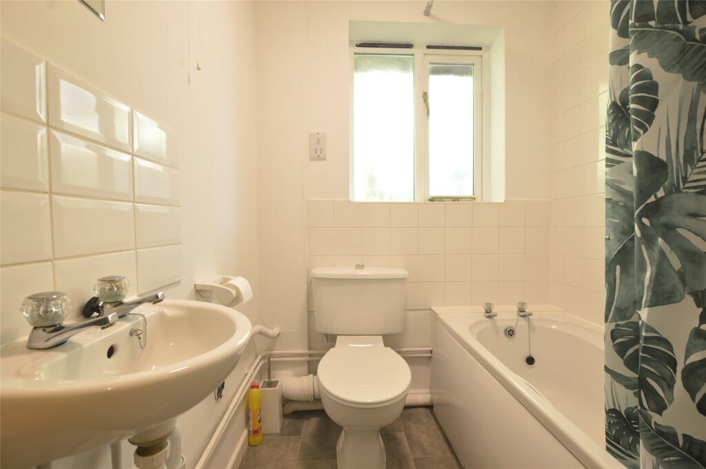 Apartment in Gloucester - View 5