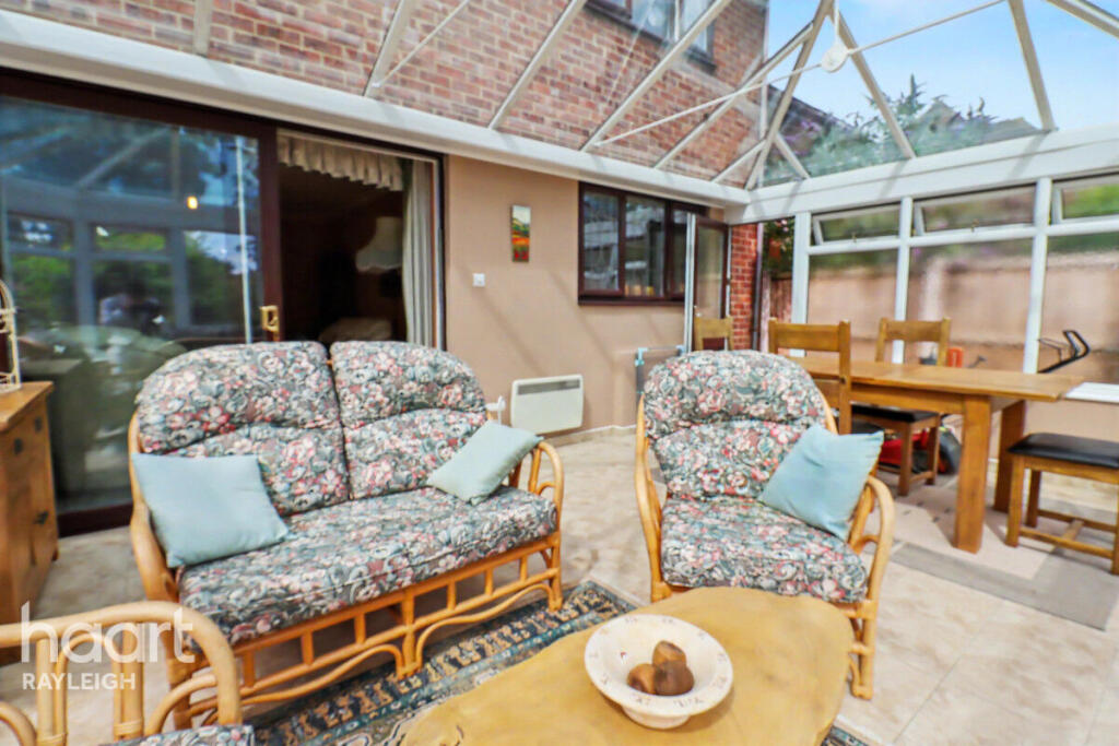 House in Rochford, Hullbridge - More