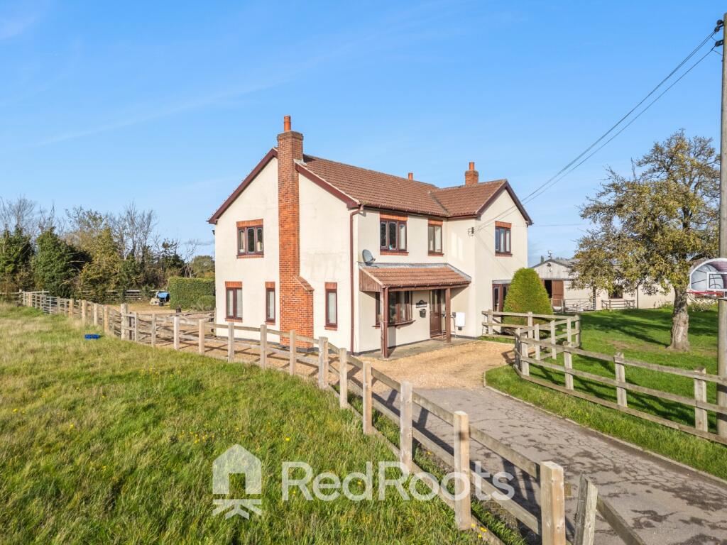 4-bed detached on Hollin Bridge Road, Hatfield Woodhouse, Doncaster, South Yorkshire, DN7, £700,000