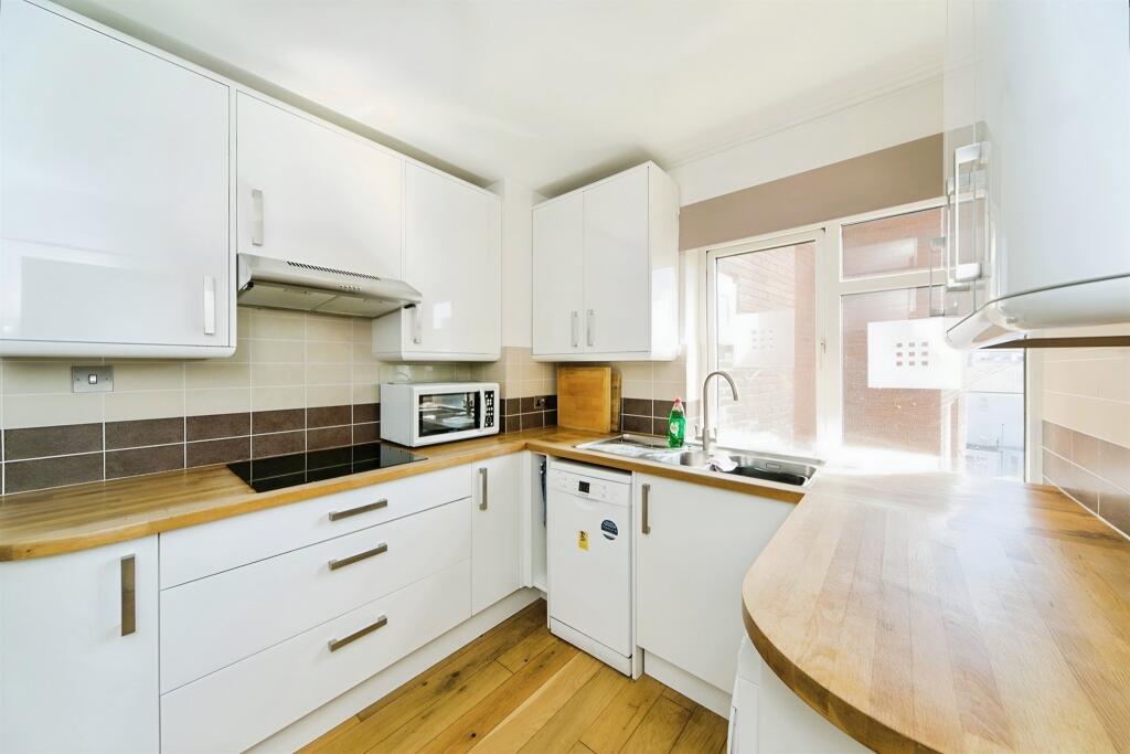Apartment in Eastbourne, East Sussex - View 5