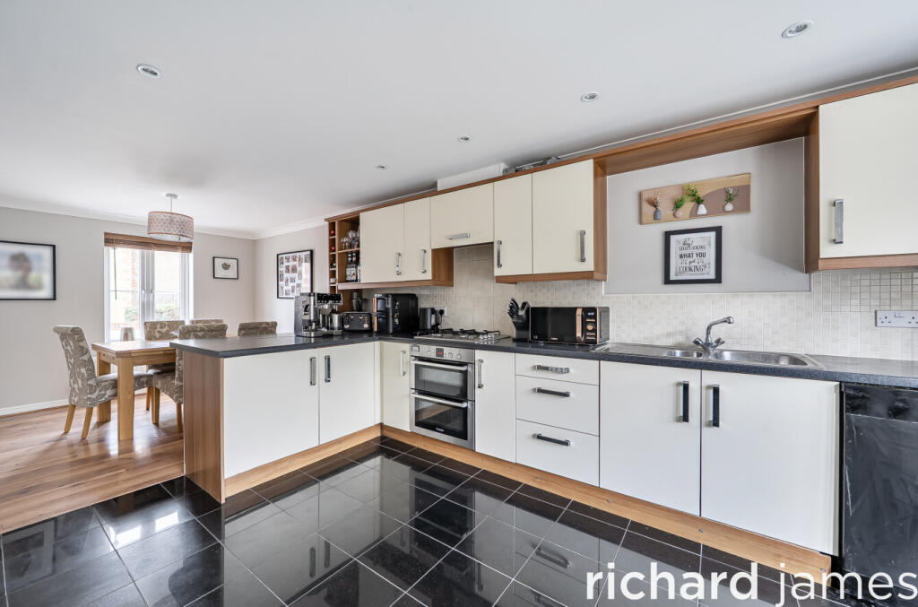 House in Swindon, Haydon Wick - View 4