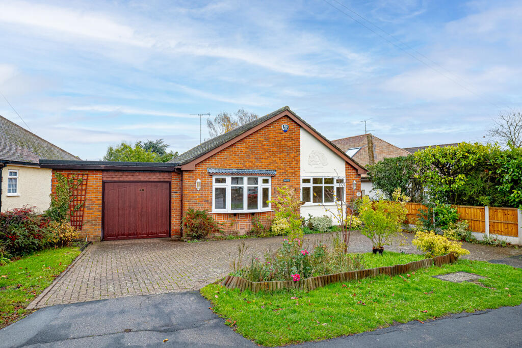 3-bed bungalow on Plumberow Avenue, Hockley, SS5, £475,000