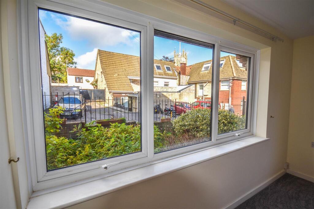 Henlow Drive, Dursley photo 4