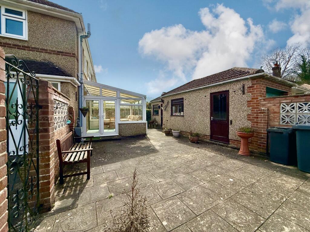 House in Swindon, Lakeside, Lawn - More