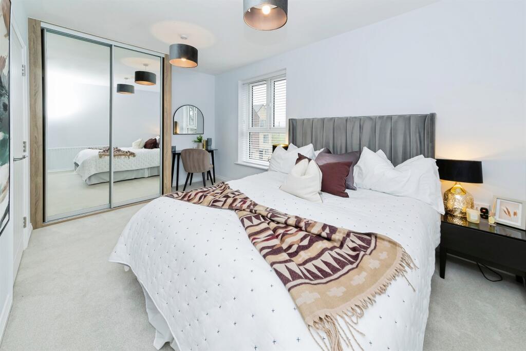 House in Burgess Hill, Abbotsford - More