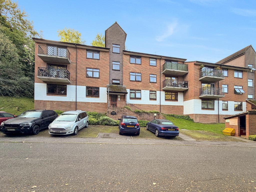 1-bed flat on Hillside Road, Whyteleafe, Surrey, CR3 0BY, £230,000
