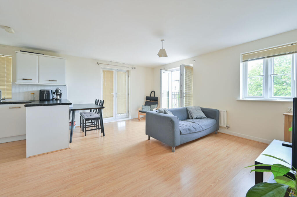 Apartment in Watford, Hertfordshire - View 2
