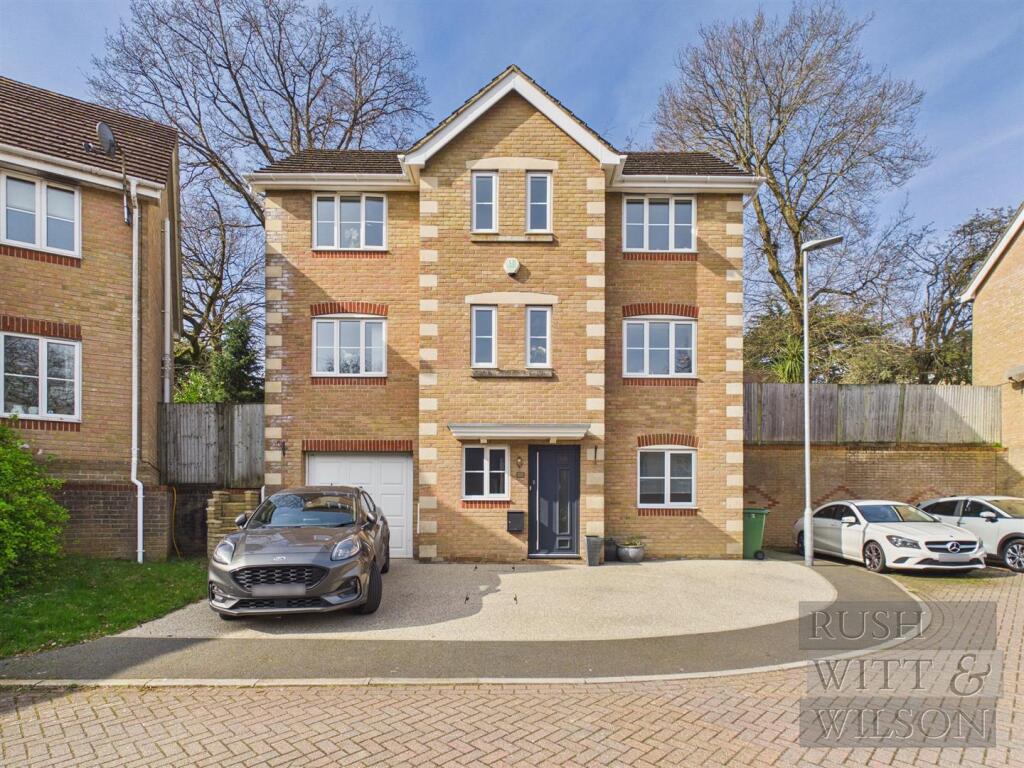 4-bed detached on Copper Beeches, St. Leonards-On-Sea, £400,000
