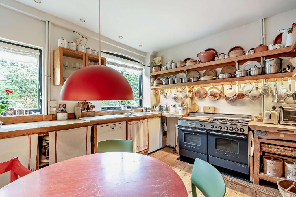 House in Sevenoaks, St John's - More
