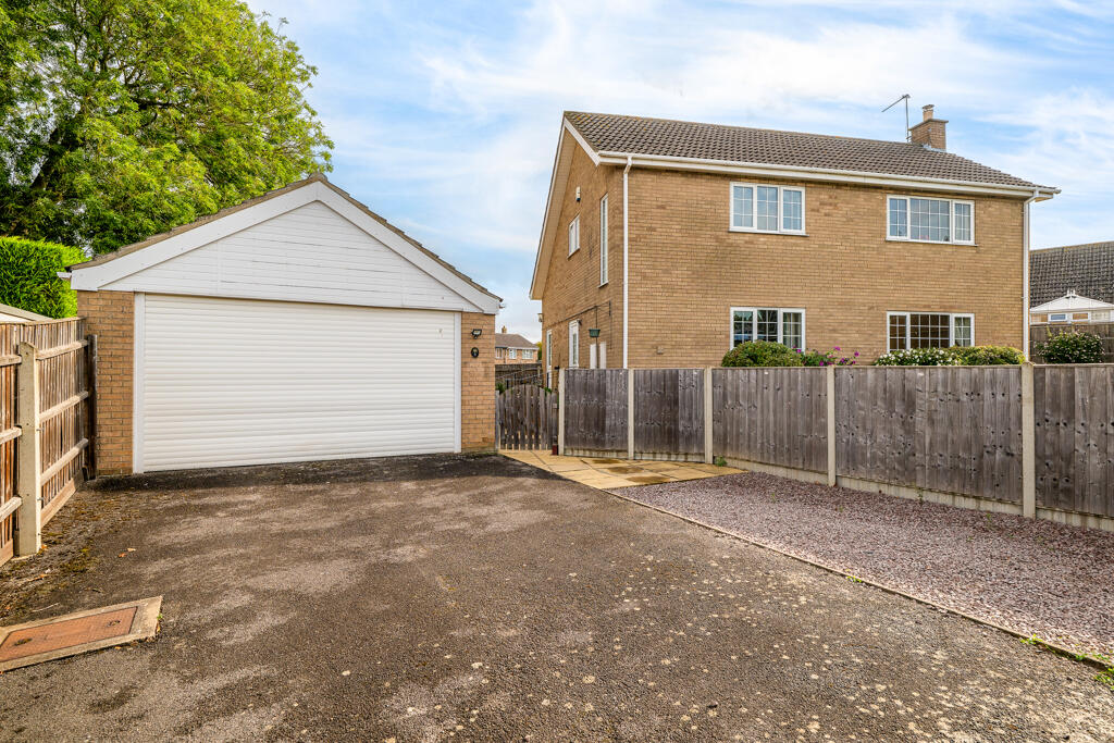 4-bed detached on Harrington Rise, Cranwell Village, Sleaford, Lincolnshire, NG34 8XH, £360,000