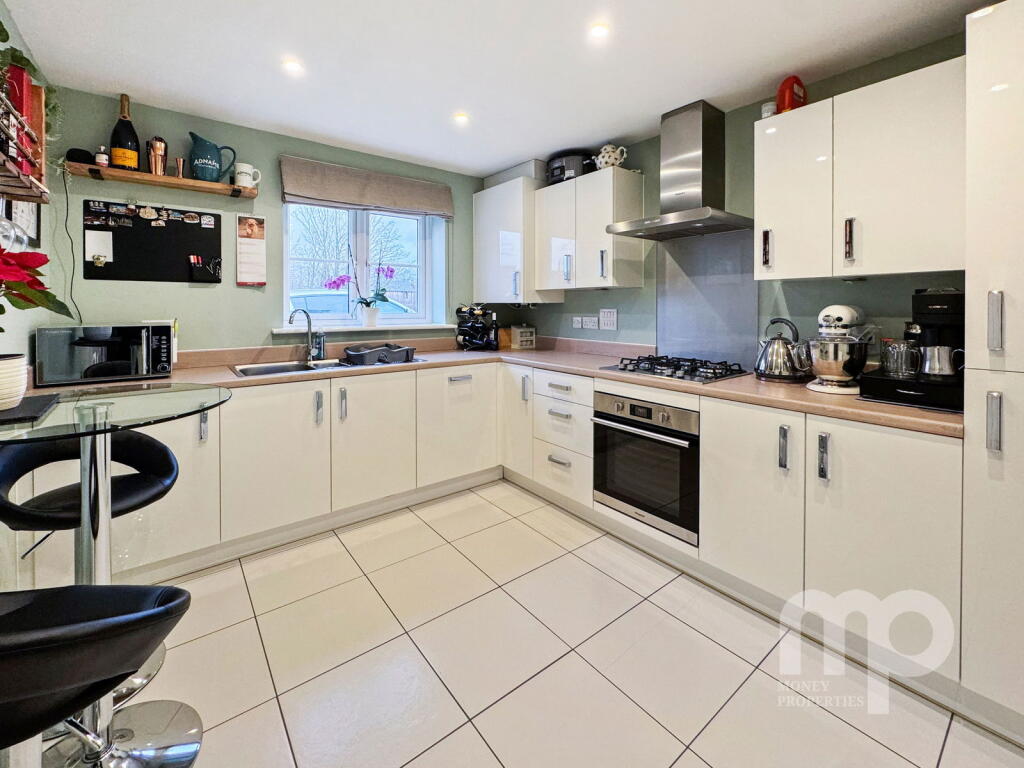 Goshawk Rise, Wymondham, NR18 photo 4