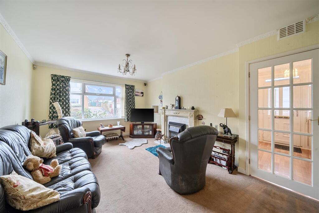 Freemantle Road, Rugby, CV22 - More