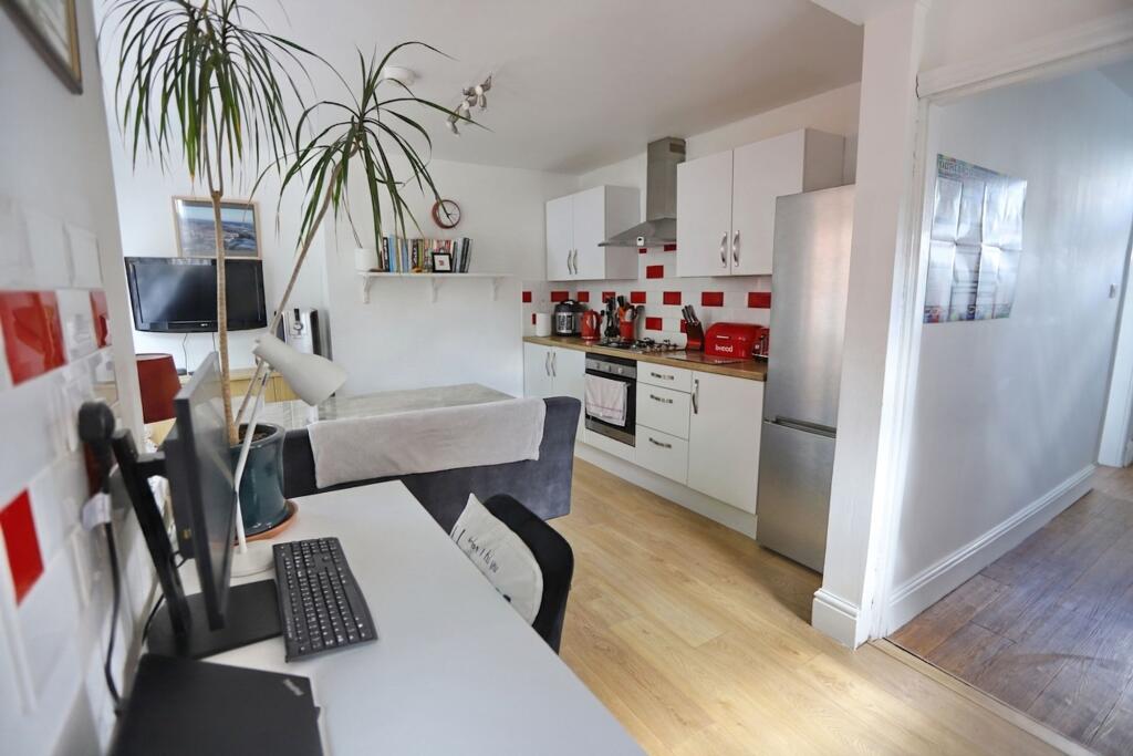 Sunningdale Drive, Prestwich, M25 - View 5